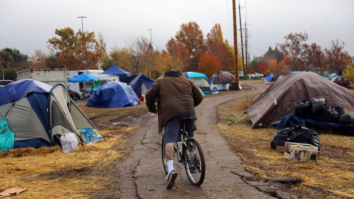 Un campamento afuera de la tienda Walmart en Chico, donde los desplazados y los indigentes están acampados uno al lado del otro en un campo al aire libre.
