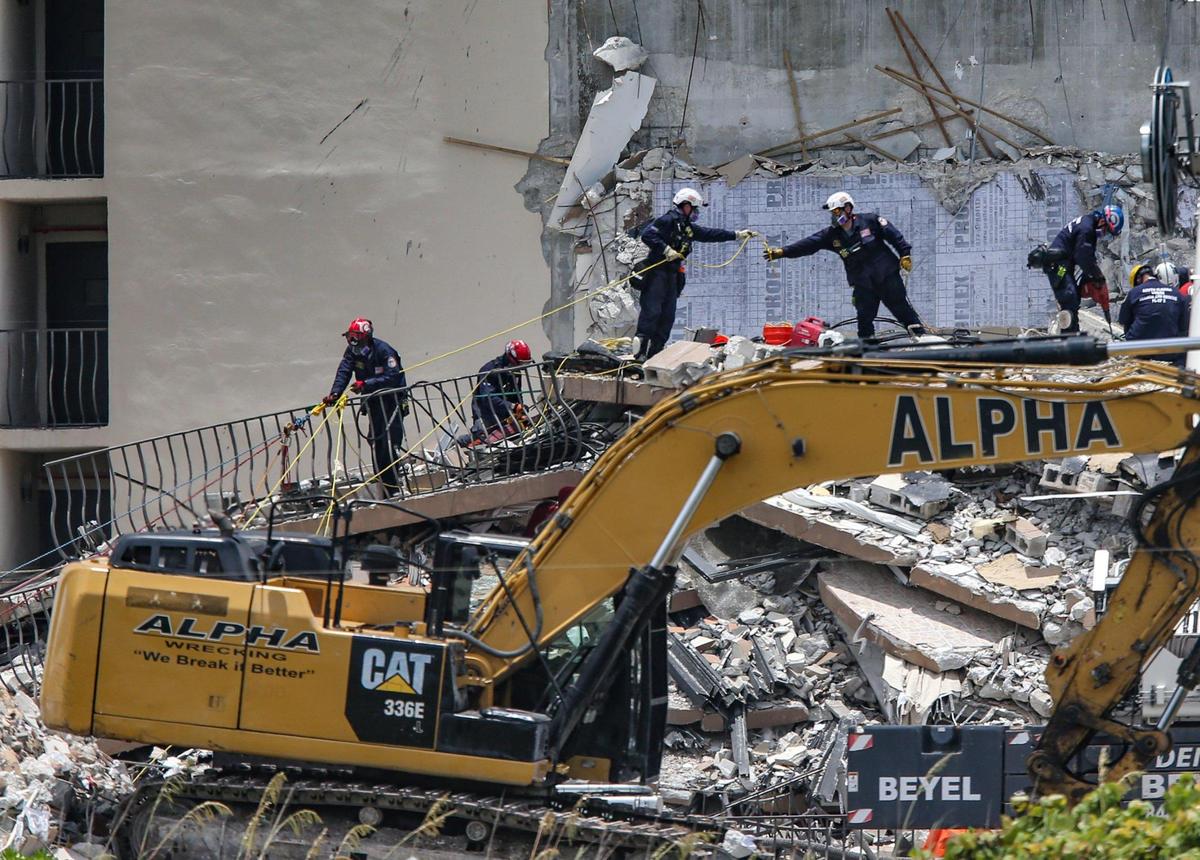 El equipo de Búsqueda y Rescate Urbano del Sur de la Florida hace una busqueda en el condominio Champlain Towers South el sábado 26 de junio de 2021, en la ciudad de Surfside.