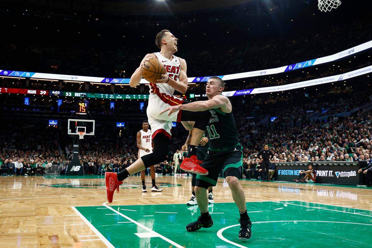 El jugador del Heat de Miami Duncan Robinson entra al aro ante la marca de Payton Pritchard, de los Celtics, en el partido celebrado el 2 de diciembre de 2024 en el TD Garden de Boston.