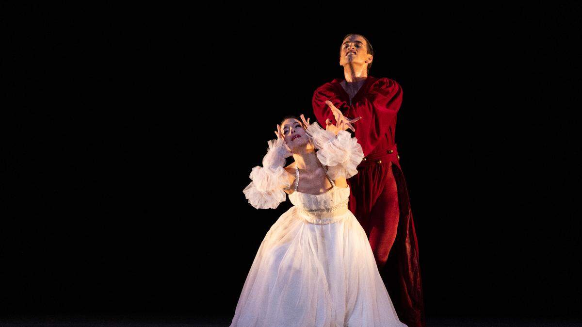 La madurez expresiva: Katia Carranza en “The Moor’s Pavane” de Jose Limón (MCB/Arsht Center). En la foto, Katia Carranza como “La Esposa del Moro” y Steven Loch como “El Moro”.