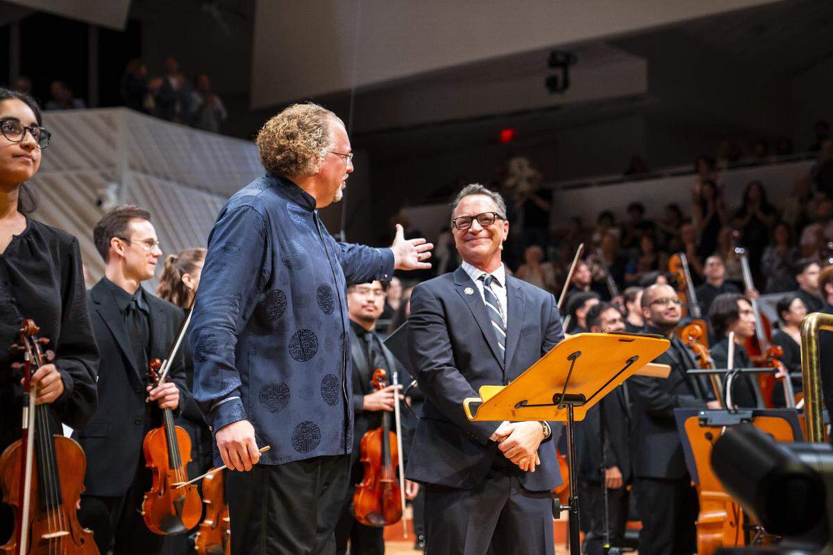 Stéphane Dèneve, el actor Joshua Malina y la New World Symphony (NWS). 