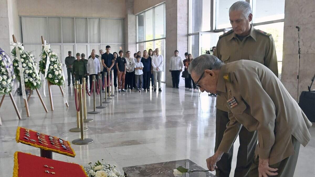 Raúl Castro y el gobernante cubano Miguel Díaz-Canel depositan flores en el homenaje póstumo al comandante Ramiro Valdés en La Habana, Cuba.