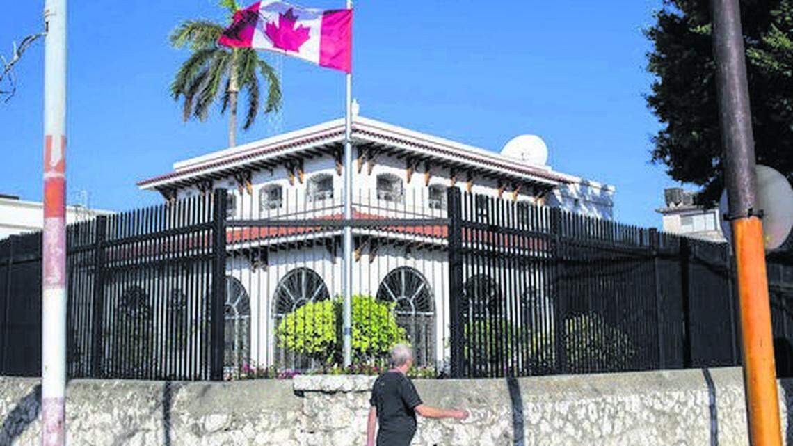 En esta fotografía de archivo del 17 de abril de 2018, un hombre pasa por el exterior de la embajada de Canadá en Cuba, en La Habana.