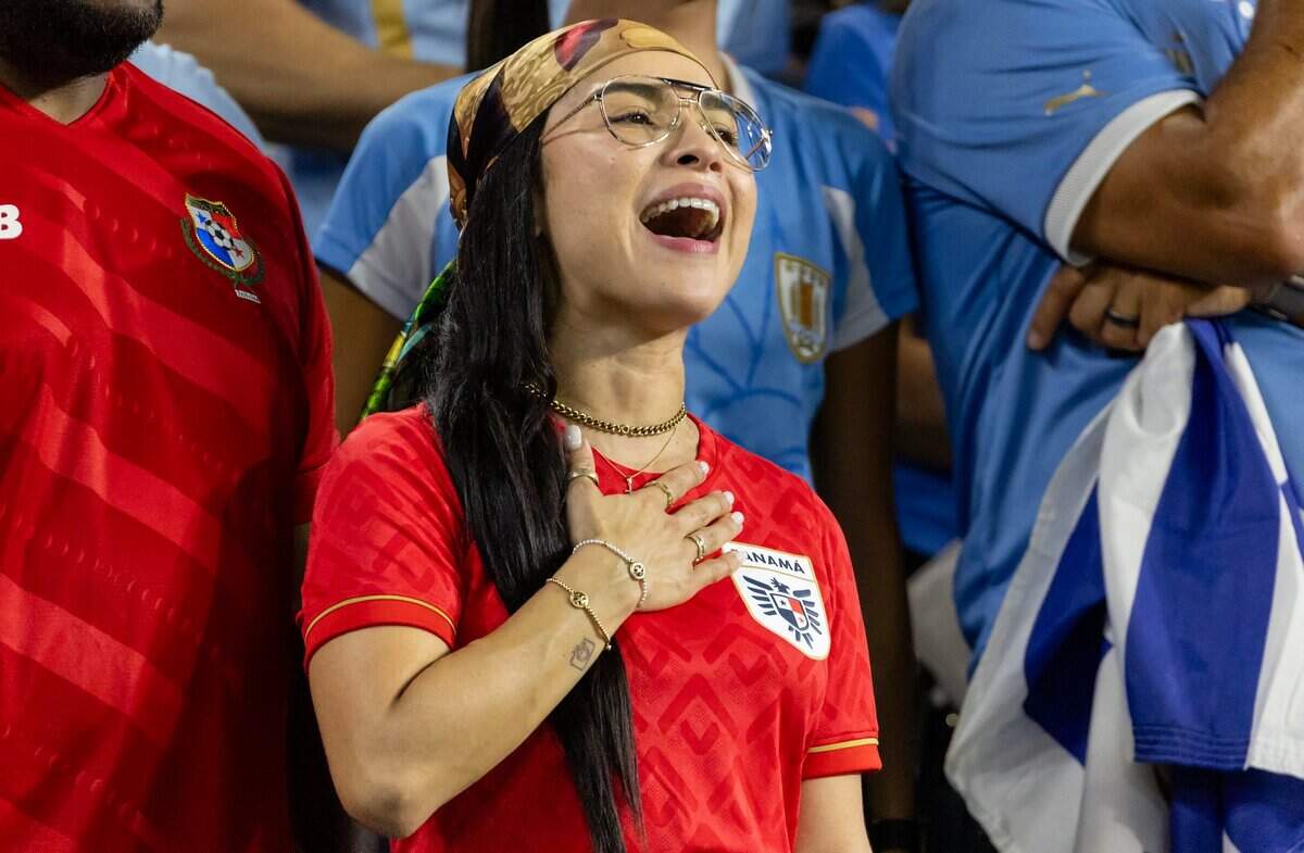 Una aficionada de Panamá apoya a su selección ante Uruguay, en el partido de la Copa América celebrado el 23 de junio de 2024 en el Hard Rock Stadium en Miami Garden, Florida.