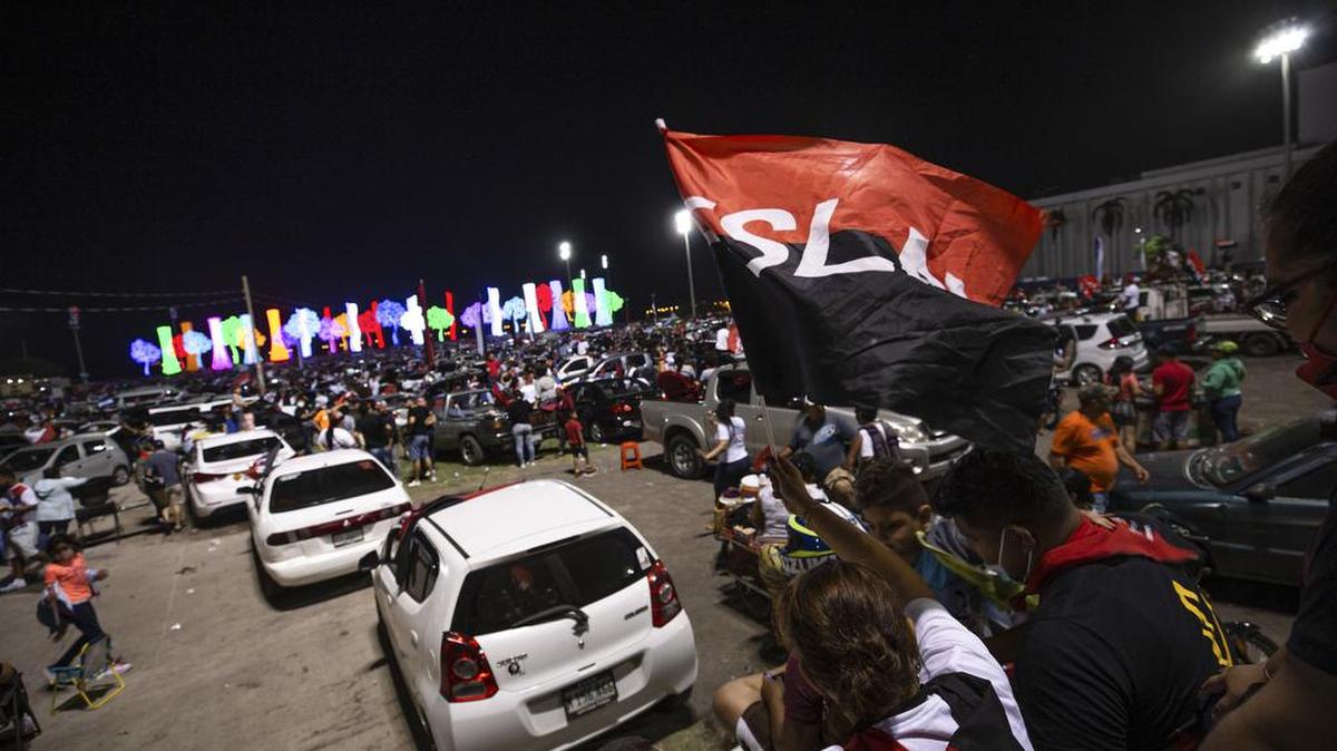 Gente ondea banderas del Frente Sandinista de Liberación Nacional (FSLN) durante las conmemoraciones por el 42 aniversario del triunfo de la Revolución Sandinista de 1979 que derrocó al dictador Anastasio Somoza en Managua, Nicaragua, la madrugada del lunes 19 de julio de 2021.AP / Miguel Andrés