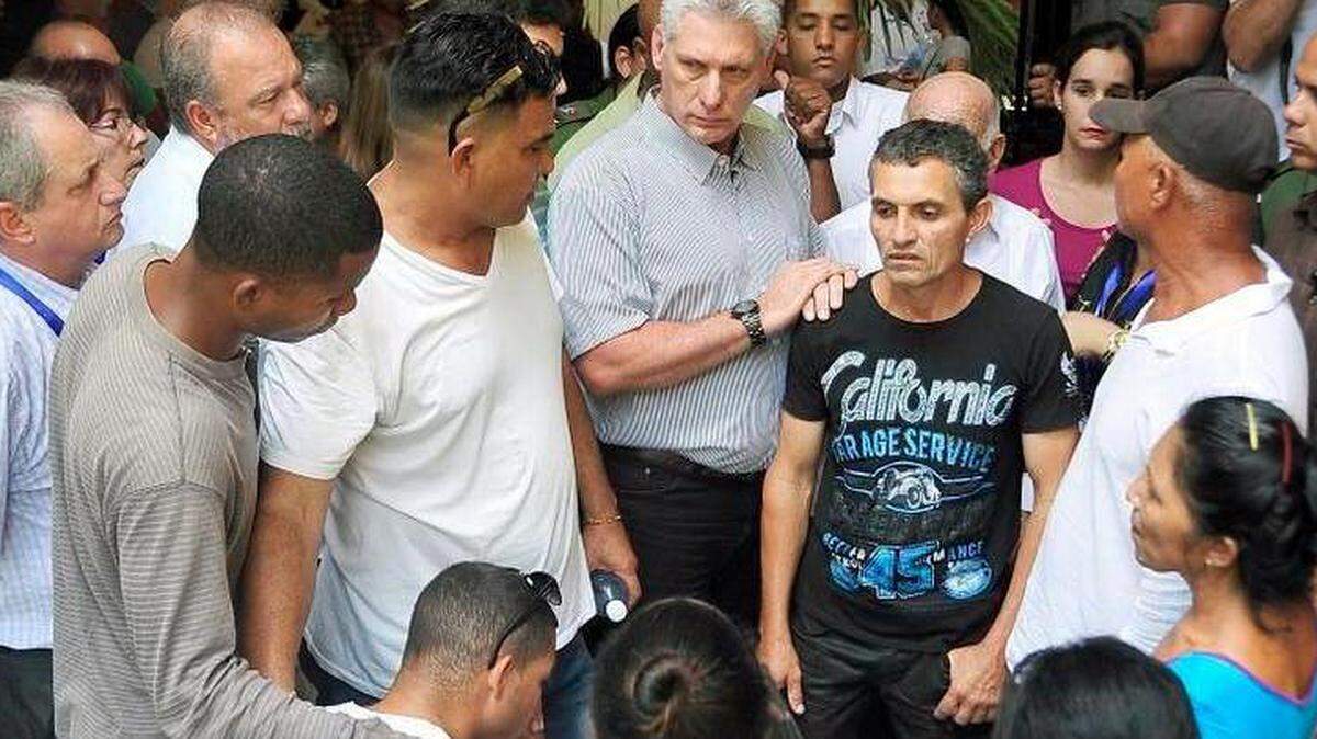 En esta foto del 19 de mayo de 2017 proporcionada por la Agencia de Noticias de Cuba, ACN,  muestra al gobernante de Cuba, Miguel Díaz-Canel, durante una visita a miembros de la familia de pasajeros que perecieron en un Boeing 737 que se accidentó al despegar del aeropuerto en La Habana, Cuba.