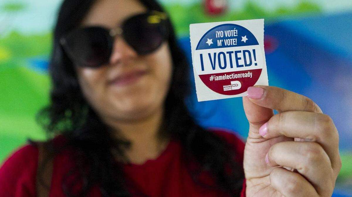 Carolina Cano, de 31 años, residente de Sunset, muestra su calcomanía después de emitir su voto en su precinto de la Escuela Primaria Snapper Creek el martes 6 de noviembre de 2018.
