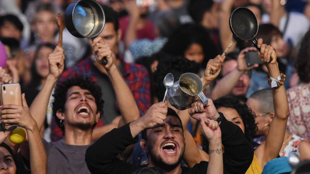 Manifestantes suenan cacerolas