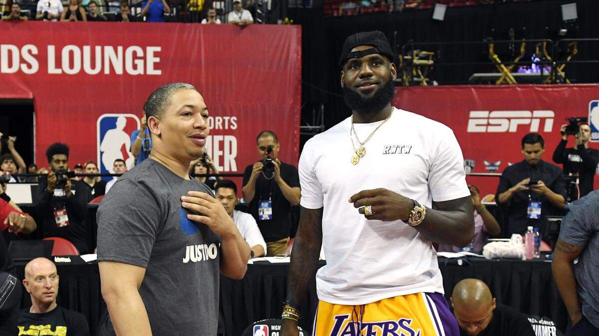 El entrenador de los Cavaliers Tyronn Lue (izq.) habla con LeBron James en un partido de la Liga de Verano de la NBA, el 15 de julio de 2018 en Las Vegas, Nevada.