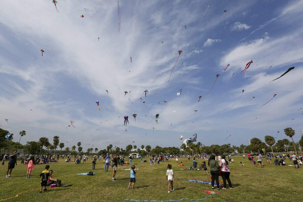 Visitantes se reúnen en Haulover Beach Park para celebrar el Festival del Kite Day, en febrero del 2017.