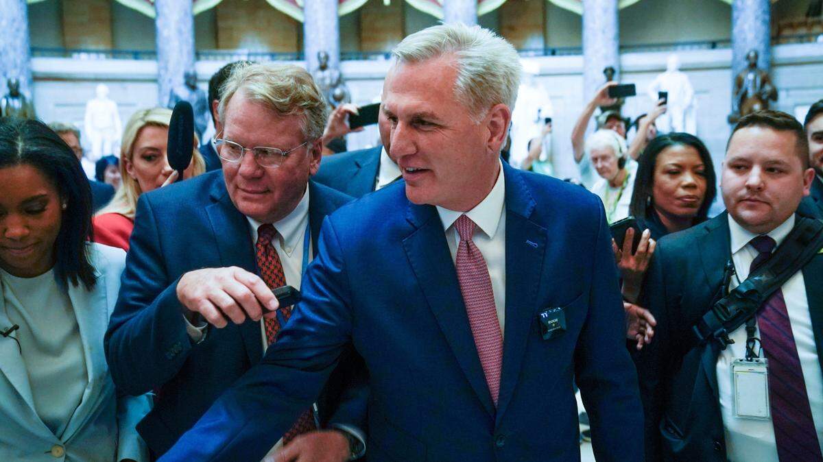 El presidente del Congreso, Kevin McCarthy, saludo a los visitantes del Capitolio Nacional en Washington D.C., el martes 30 de mayo de 2023.