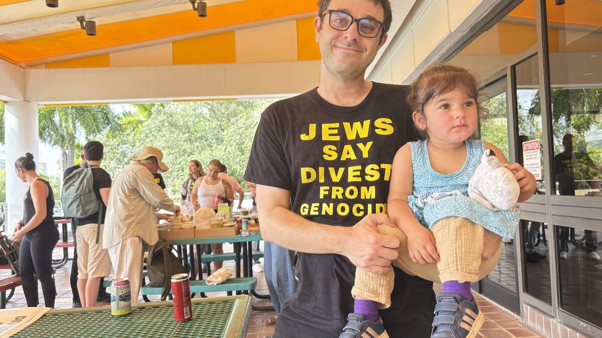 Ted Cava y su hija Leila posan en el Centro Stephen P. C. Lark tras un evento celebrado el pasado jueves para instar a la alcaldesa Daniella Levine Cava a respaldar la desinversión de bonos israelíes.