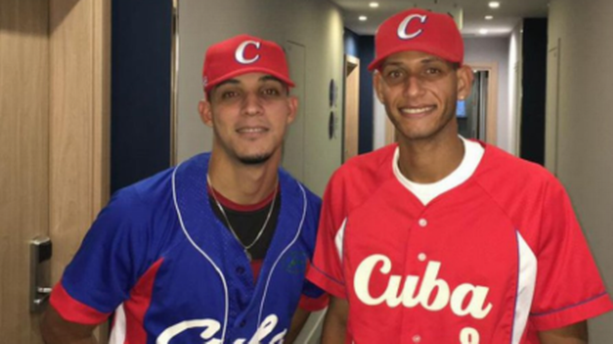 Una foto de Gustavo Urgellés (der.) antes de salir de Cuba con Darlin Jiménez.