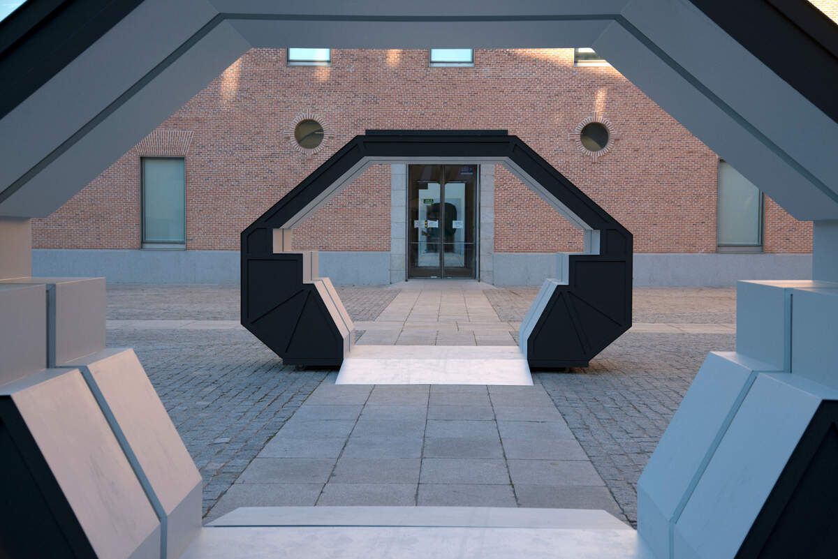 ‘Umbral I’, 2021, acero pintado y luz LED con panel solar, 7.97 x 12.6 x 4.9 pies (243 x 385 x 152 cm).