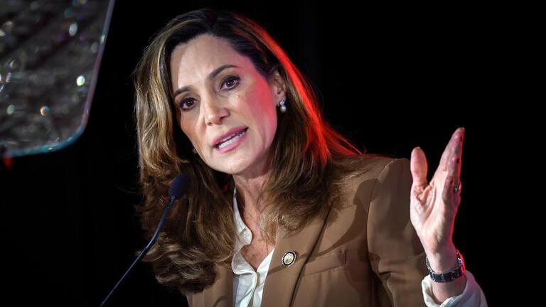 Duelo de experiodistas cubanos: congresista Salazar se enfrentará a Eliott Rodríguez
