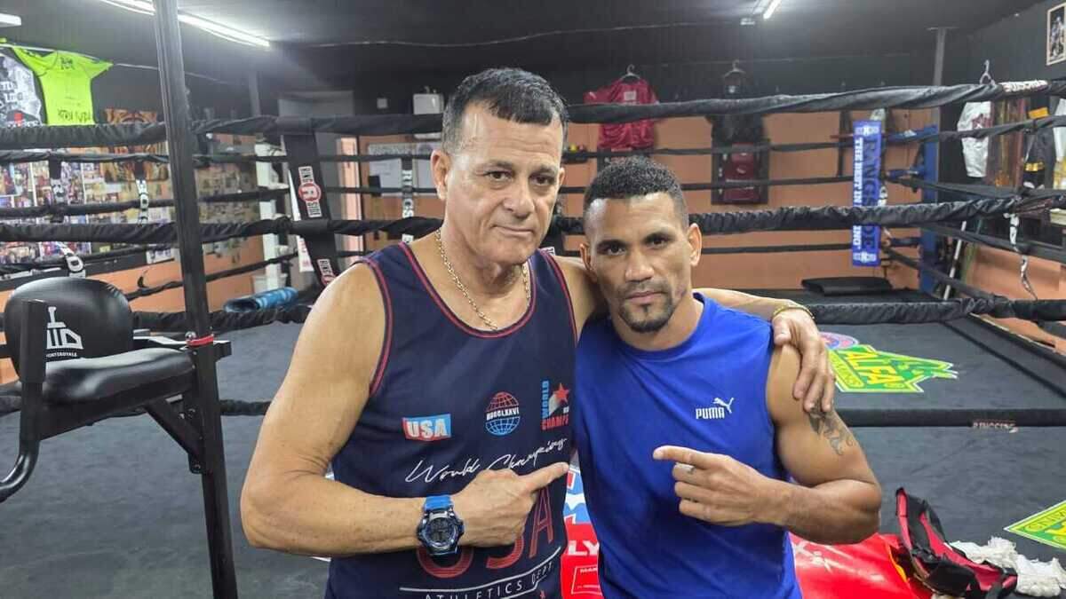 El peleador cubano Orestes Velásquez vuelve a Miami tras una larga ausencia para enfrentar al veterano Hank Lundy y demostrar que aún tiene hambre de gloria. En la foto junto a su entrenador Franco González en Miami.