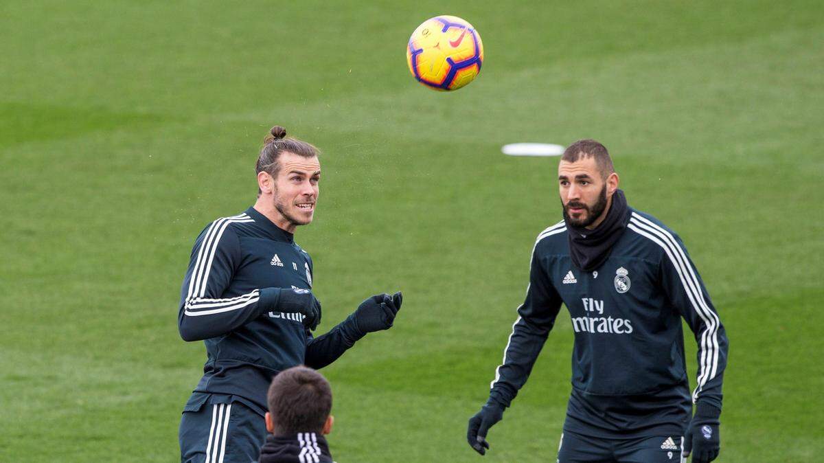 Los jugadores del Real Madrid Gareth Bale (izq.) y Karim Benzema durante un entrenamiento el 10 de noviembre de 2018, previo al partido contra el Celta de Vigo en la liga española.