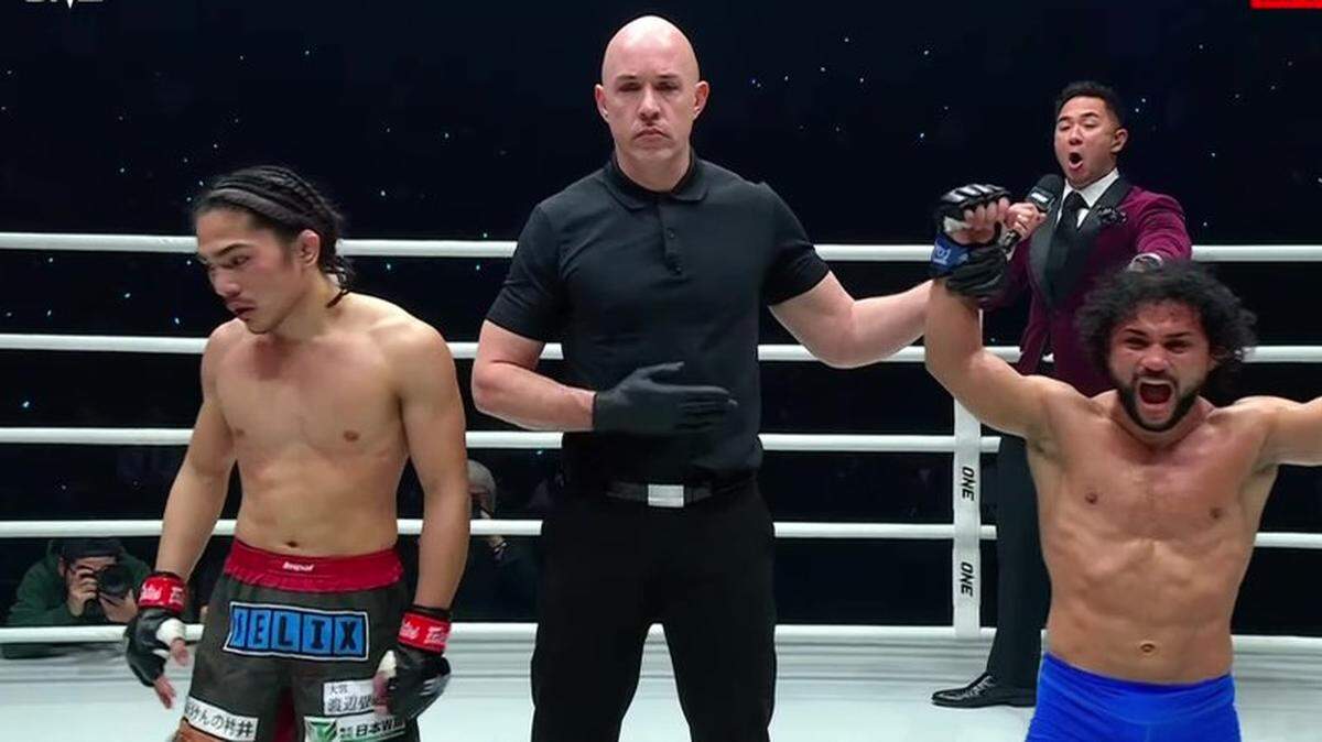 Gustavo Balart  (der.) demostró una vez más su ascenso en la división paja y su capacidad como artista marcial al imponerse por decisión dividida a Hiroba Minowa en el evento ONE Championship 165 con sede en Japón.