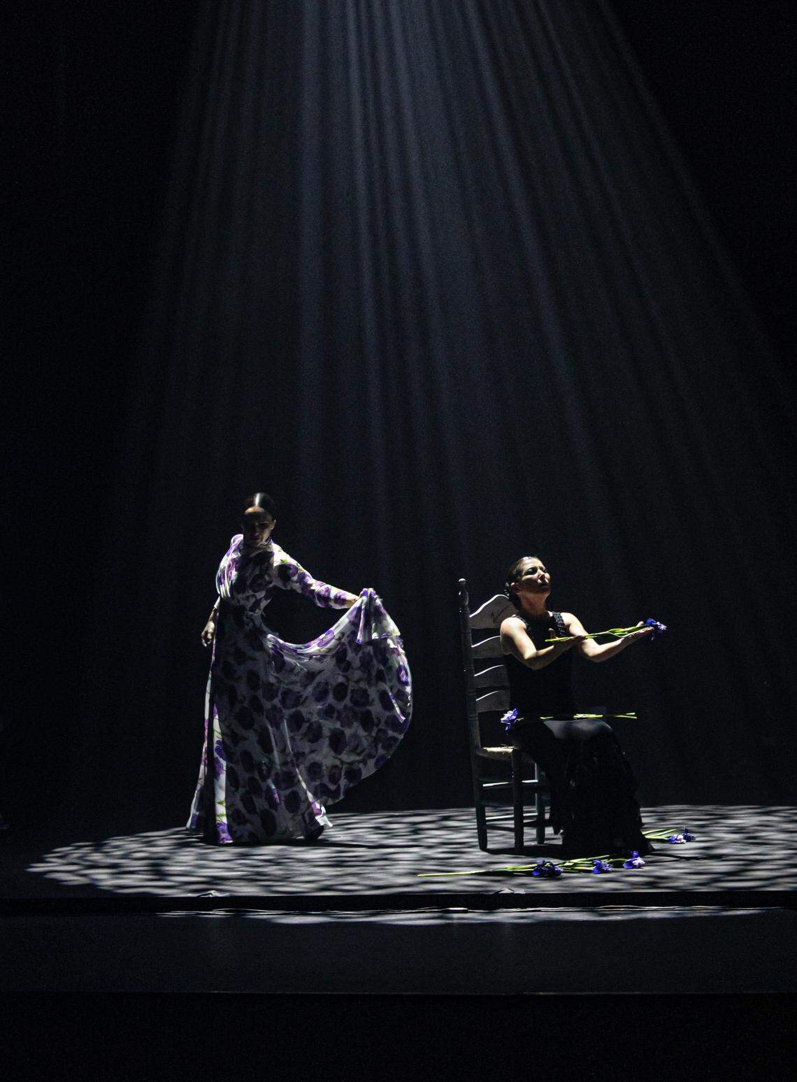 “Vuela” es una obra en cuatro actos: “Tierra”, “Mar”, “Muerte” y “Volar”. En la sección titulada “Tierra”, los bailarines golpean el suelo con bastones de madera al ritmo de sus pasos. 