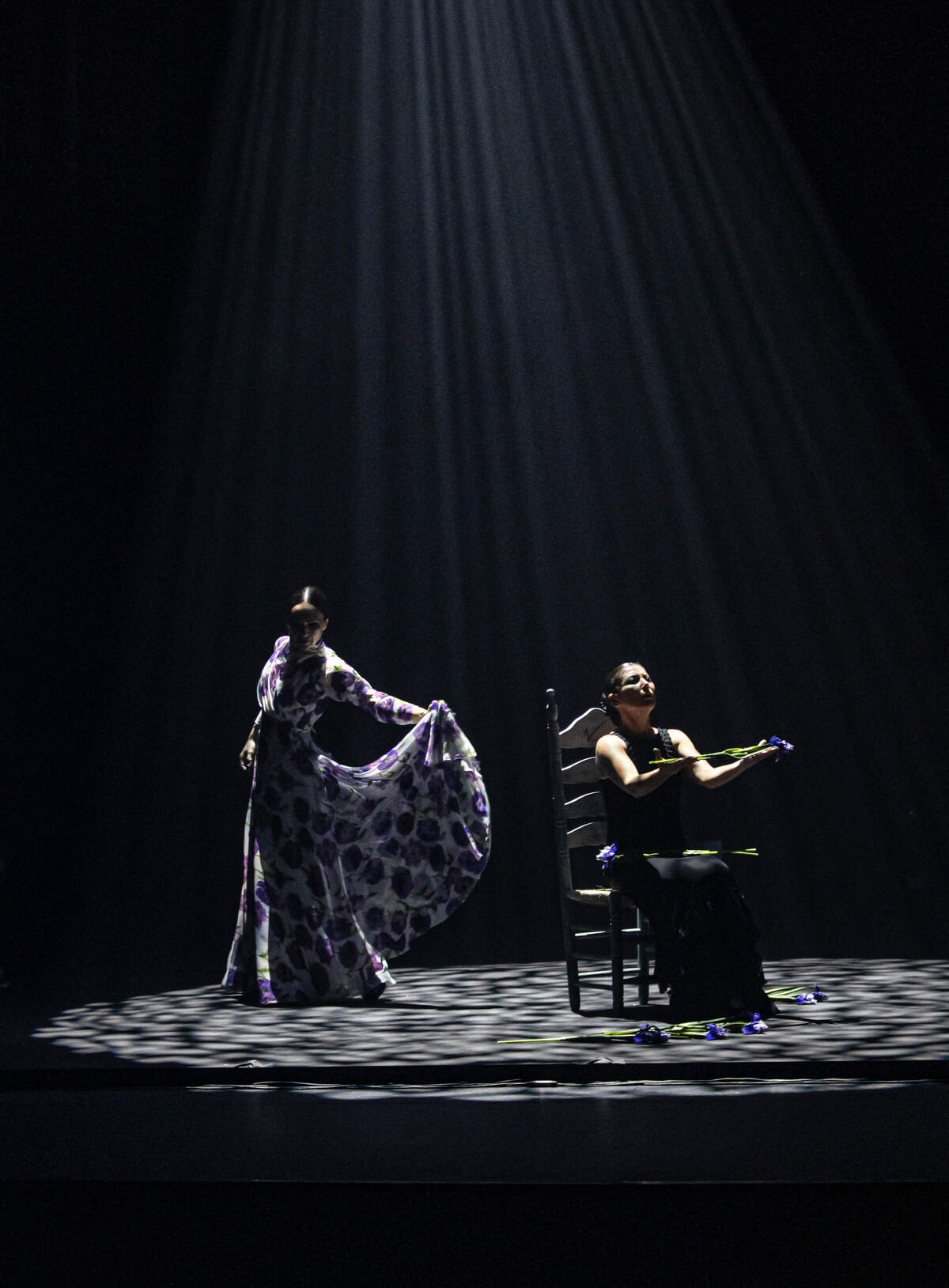 “Vuela” es una obra en cuatro actos: “Tierra”, “Mar”, “Muerte” y “Volar”. En la sección titulada “Tierra”, los bailarines golpean el suelo con bastones de madera al ritmo de sus pasos.