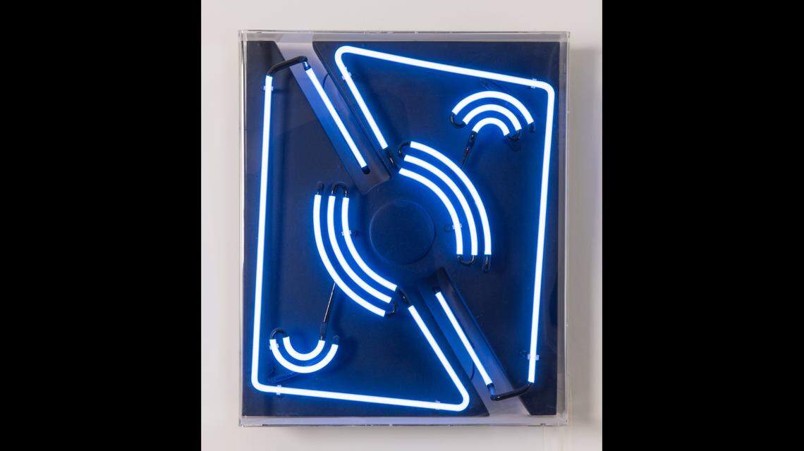 Semicurvas, Relieve Lumínco, 1947/2006, de Gyula KOSICE.