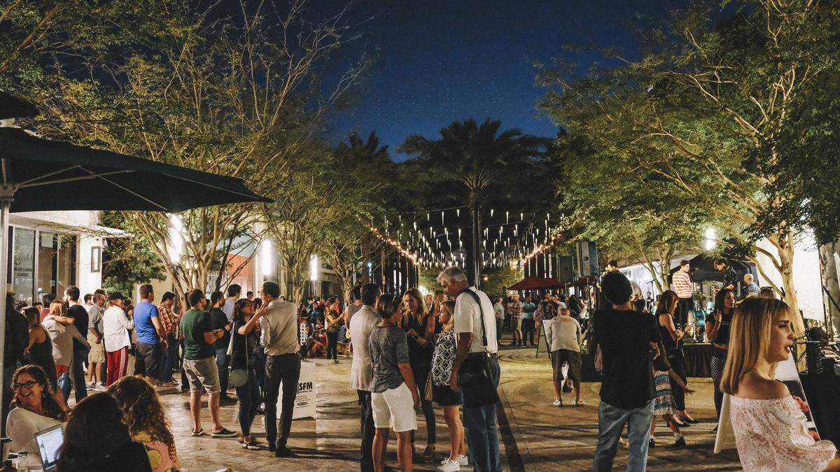 Regresa como cada primer viernes del mes las actividades culturales alrededor de Coral Gables, con exhibiciones de arte y la nueva atracción del sector la avenida Giralda con su Giralda Under the Stars.
