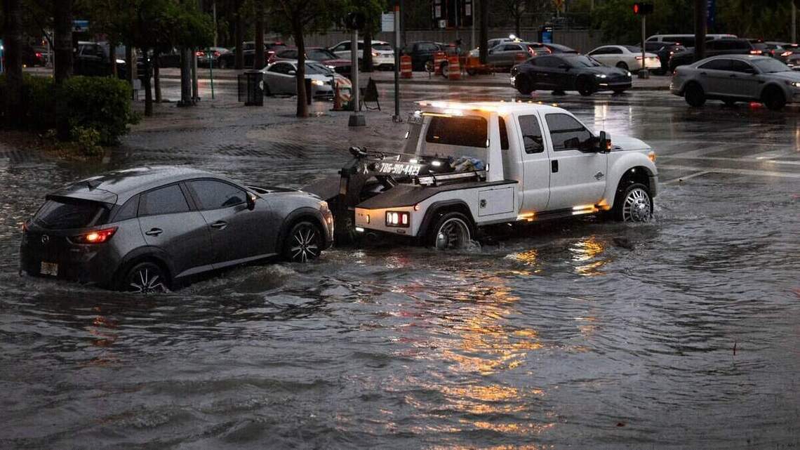 Las inundaciones en el sur de Florida pueden arruinar tu auto estacionado. ¿Quién paga los daños?