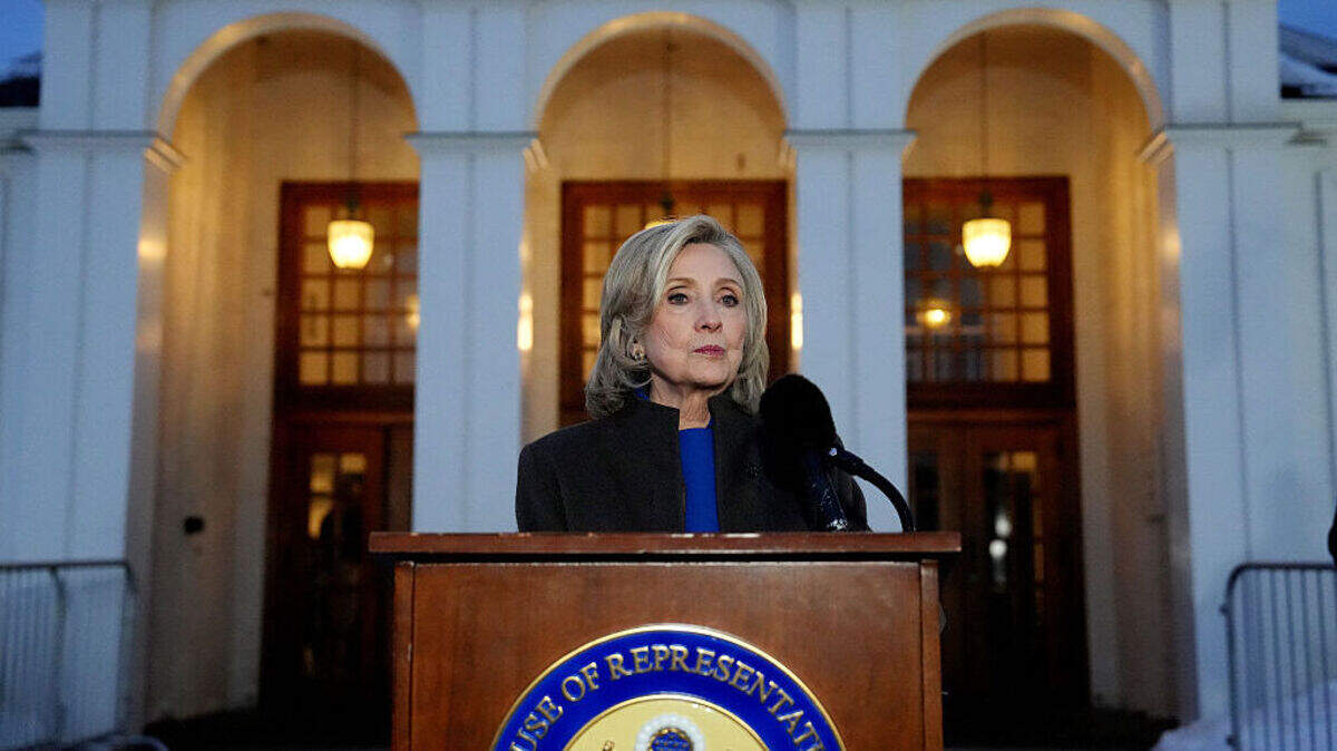 La exsecretaria de Estado de Estados Unidos, Hillary Clinton, habla con la prensa tras declarar a puerta cerrada ante el Comité de Supervisión de la Cámara de Representantes, el 26 de febrero de 2026 en Chappaqua, Nueva York. 