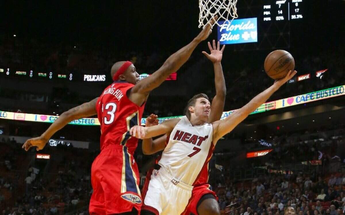 Goran Dragic entra al aro por el Heat en el partido contra los Pelicans, el 15 de marzo del 2017 en Miami.