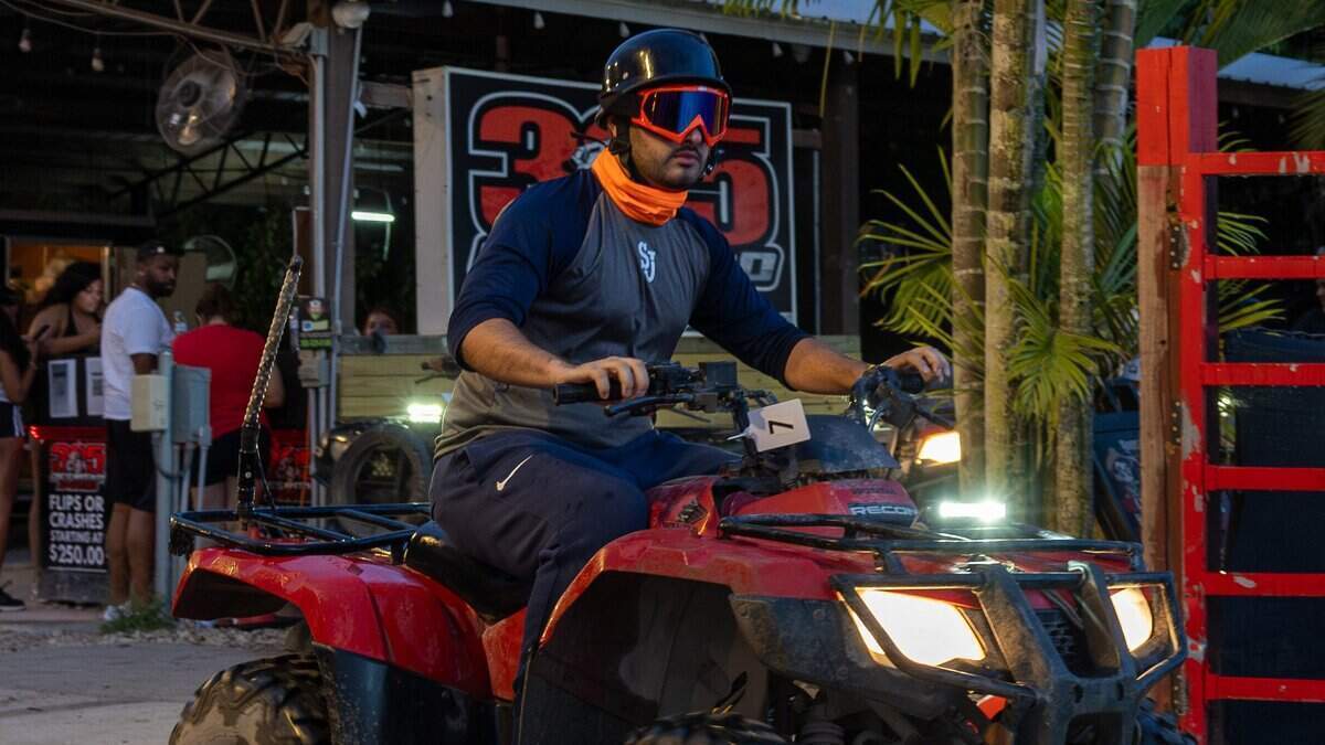 Nelson Rosa conduce un vehículo todoterreno (ATV) en El Toro Loco Ranch.
