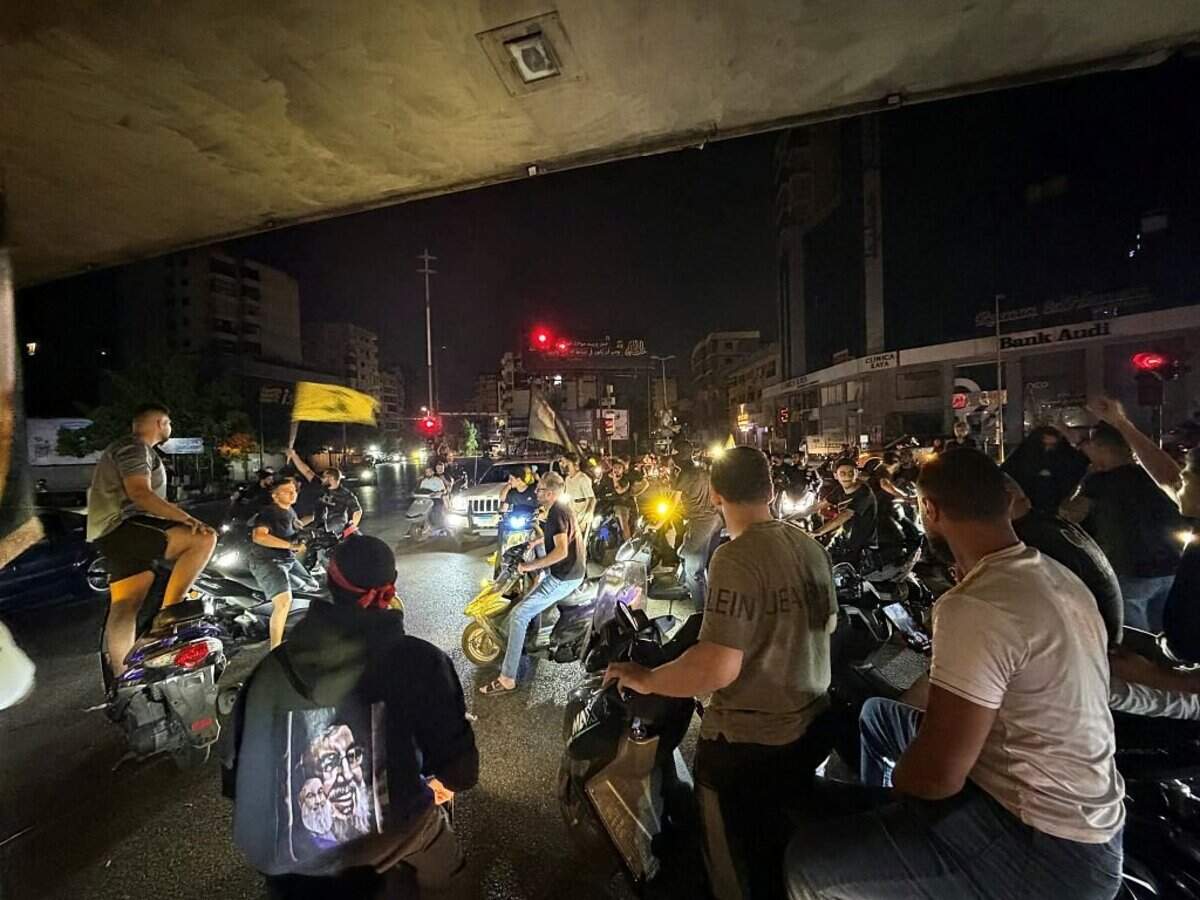 Los partidarios de Hezbolá salen a las calles en los suburbios del sur de Beirut para protestar contra el acuerdo trilateral firmado entre Estados Unidos, Israel y el Líbano el 27 de junio de 2026.