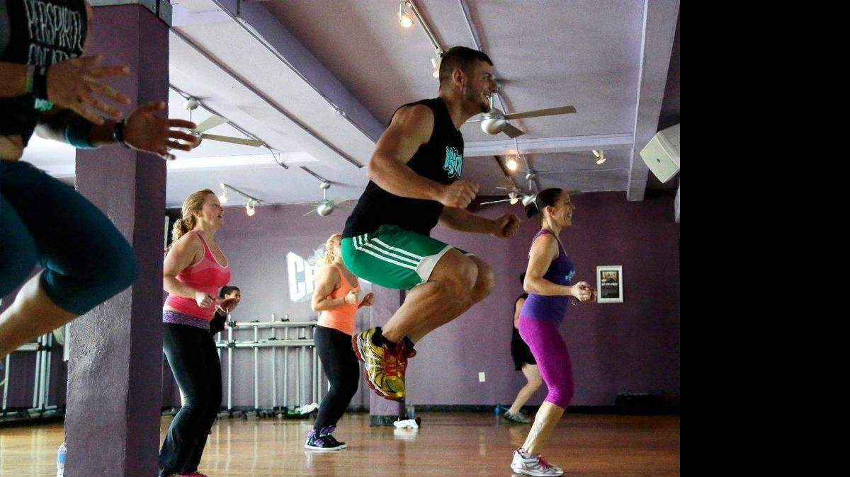 Personas ejercitan en el gimnasio Crunch en Miami Beach, Florida. AP