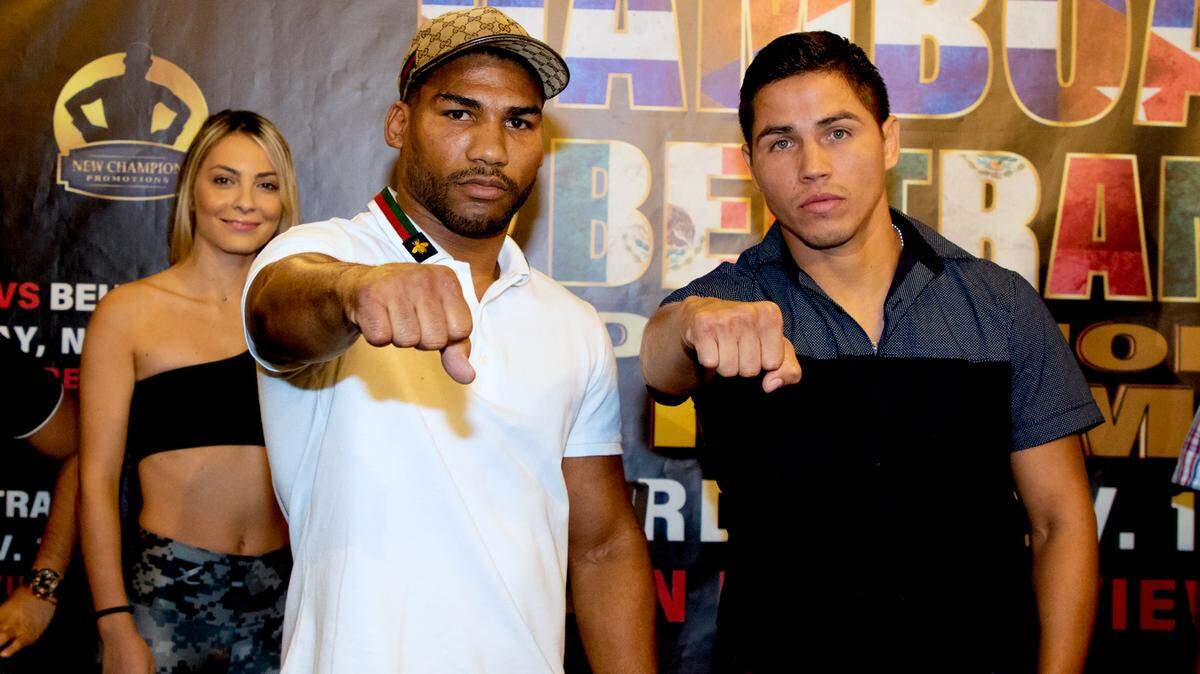 Miguel Beltrán Jr. (der.) y Yuriorkis Gamboa posan en una conferencia de prensa en Miami, el 20 de septiembre de 2018.