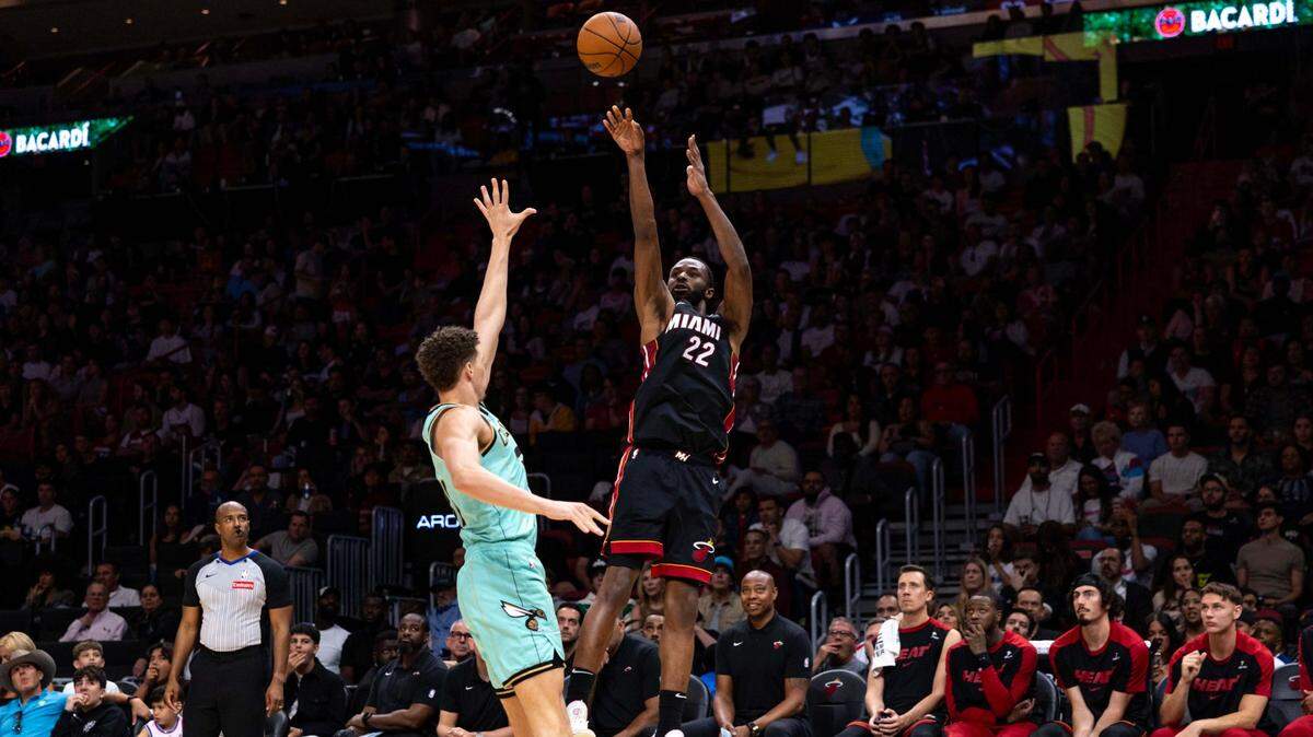 El jugador del Heat Andrew Wiggins tira al aro ante la marca de Tidjane Salaun, de los Hornets de Charlotte, en el partido de la NBA celebrado el 23 de marzo de 2025 en Miami.