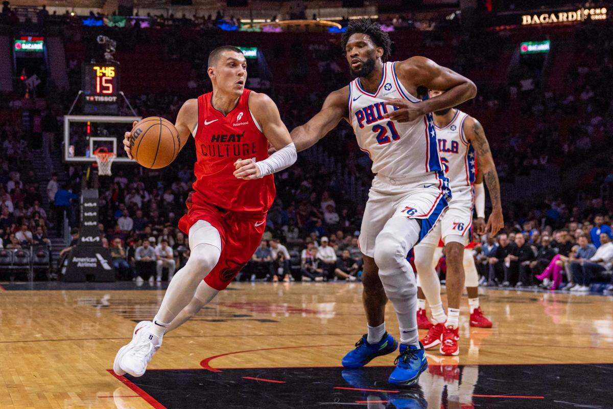 El escolta del Heat Tyler Herro (izq.) trata de pasar la defensa de Joel Embiid, de los 76ers de Filadelfia, en el partido celebrado el 18 de noviembre de 2024 en Miami.