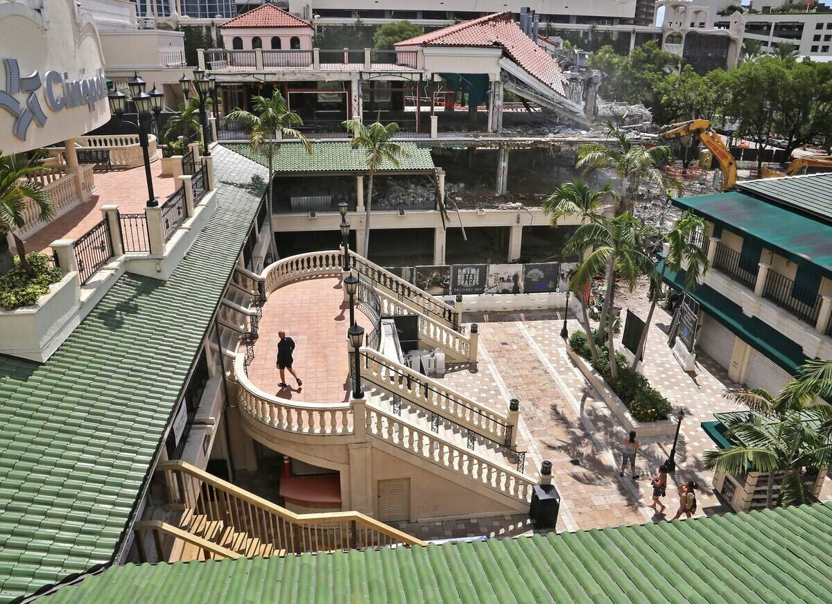 Cocowalk  se encuentra en proceso de demolición parcial mientras el centro comercial estilo boutique se espera que reabra en el 2019.