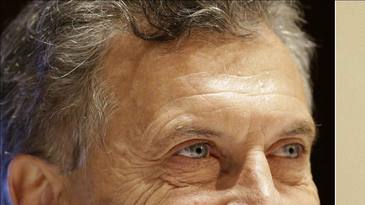 Unos 32 millones de electores votarán en el primer balotaje de la historia en Argentina entre el liberal de derecha Mauricio Macri (izquierda) y el oficialista Daniel Scioli (derecha), candidato de la presidenta peronista de izquierda Kirchner.