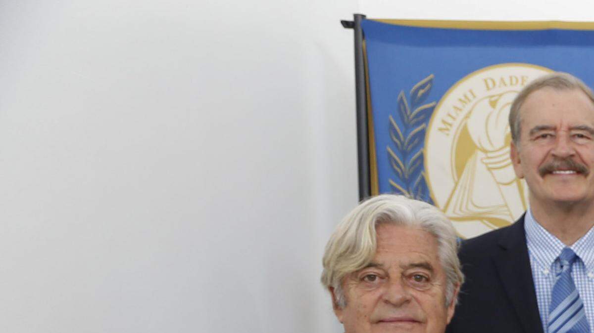 Fotografía cedida por Miami Dade College donde se ven, de izquierda a derecha (frente), a los expresidentes de Uruguay Luis Lacalle, de Colombia Andrés Pastrana, de Costa Rica Laura Chinchilla, del Gobierno español José María Aznar y de Colombia Alvaro Uribe; y atrás, de México Vicente Fox, de Ecuador Jamil Mahuad, el secretario general de la OEA, Luís Almagro y de Bolivia Jorge Quiroga posando el viernes 21 de octubre de 2016, luego de una reunión sobre la democracias venezolana y nicaragüenseen la Torre de la Libertad de Miami (Florida).