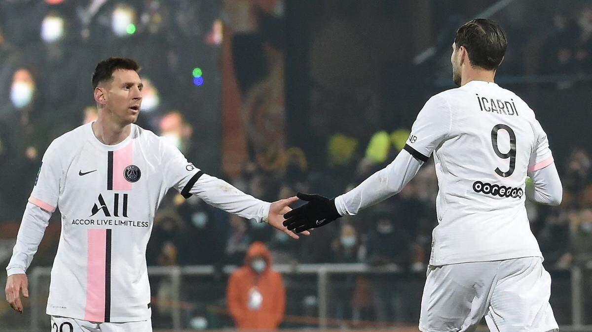 Lionel Messi (izq.) felicita a Mauro Icardi que anotó el gol del empate del Paris Saint-Germain 1-1 ante Lorient, en el partido de la liga francesa celebrado el 22 de diciembre de 2021.