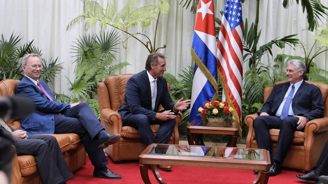 El gobernante cubano Miguel Díaz-Canel (a la derecha) en una reunión en La Habana con el senador de EE.UU. Jeff Flake (al centro) y el ex presidente ejecutivo de Google, Eric Schmidt.