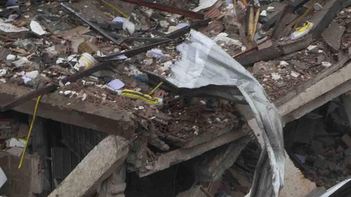 Un rescatista busca con un perro a los sobrevivientes de la explosión en Río de Janeiro, este lunes 19 de octubre. 