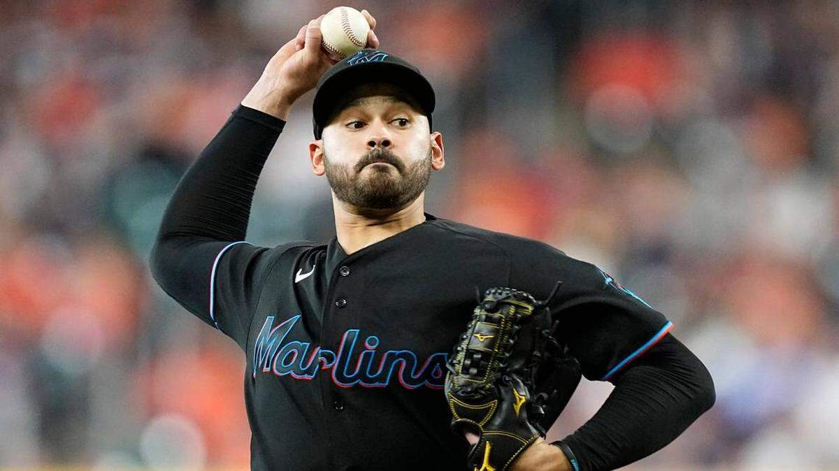 El lanzador abridor de los Marlins de Miami, Pablo López, lanza contra los Astros de Houston durante la primera entrada de un partido de béisbol el viernes 10 de junio de 2022 en Houston.