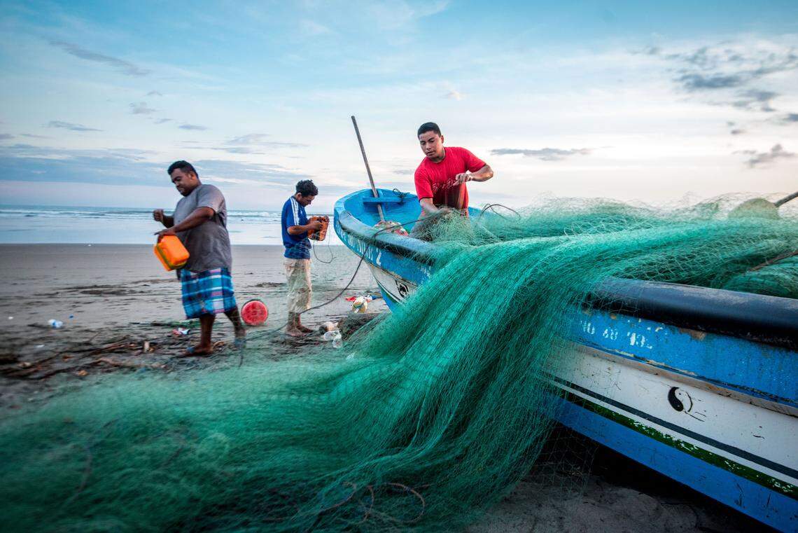 Pescadores artesanales en La Unión, El Salvador, batallan para sobrevivir y tienen que enfrentarlo todo, desde la violencia de las pandillas hasta la escasez de peces debido al exceso de pesca.