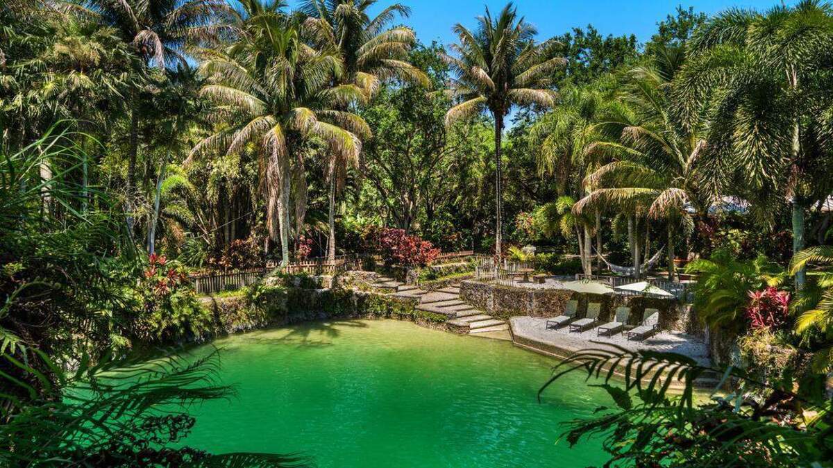Una gruta con piscina en la finca Breezy Oaks, en el sur de Miami-Dade, puesta a la venta por 18 millones de dólares. Jill Eber/1 Oak Studios