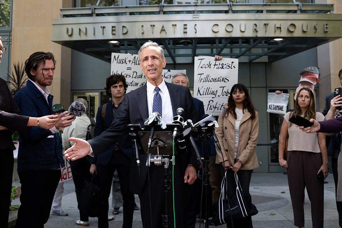 William Savitt, abogado de OpenAI, realiza declaraciones a las afueras del tribunal, en el Edificio Federal Ronald V. Dellums, el 12 de mayo de 2026 en Oakland, California. Elon Musk ha demandado a OpenAI y a su director ejecutivo, Sam Altman, después de haber invertido en la firma tecnológica bajo la creencia de que esta sería una organización sin fines de lucro; sin embargo, alega haber sido engañado una vez que OpenAI se transformó en una empresa con fines de lucro.