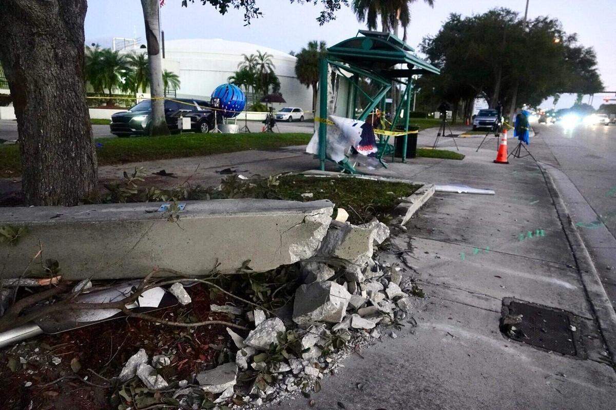 Lugar del fatal accidente automovilístico en la cuadra 1600 de North Federal Highway en Pompano Beach, Florida, el martes 30 de diciembre de 2025. Tres adolescentes, de 15, 16 y 18 años, murieron cuando su automóvil chocó con otro vehículo y contra un poste de luz de concreto y una parada de autobús el lunes por la noche.
