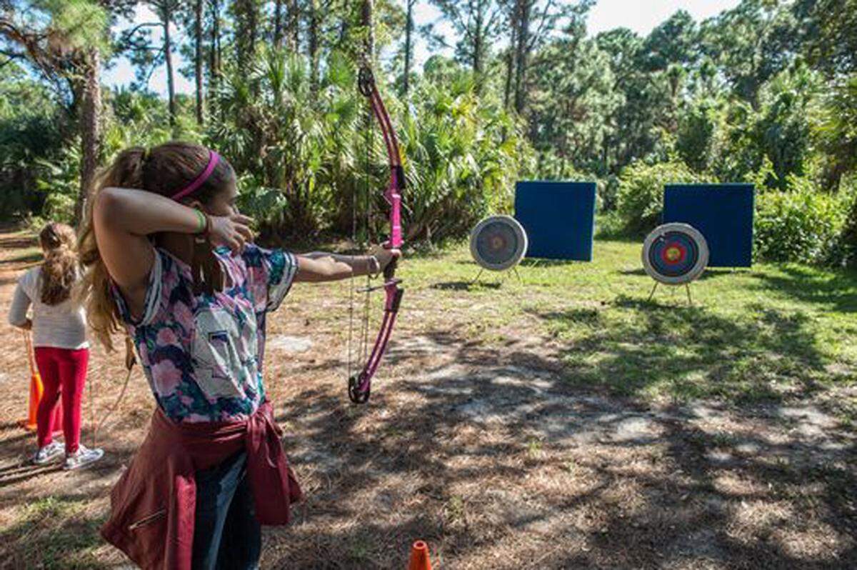 Actividades al aire libre en los parques de Miami-Dade: Introducción tiro al blanco con arco y flecha en AD Barnes Park.