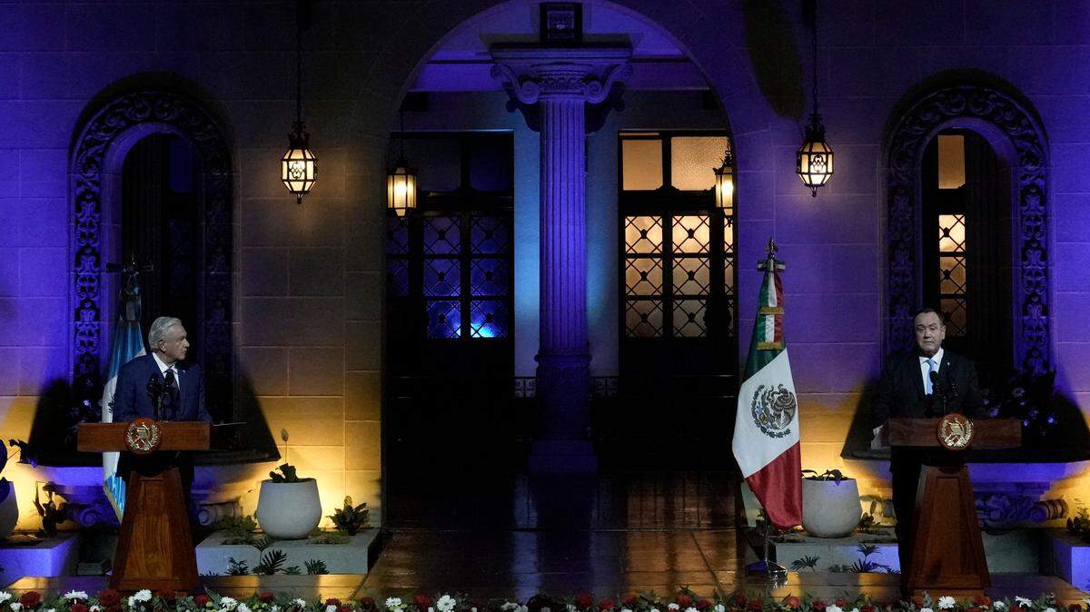 El presidente de México, Andrés Manuel López Obrador, (izq) y el presidente de Guatemala Alejandro Giammattei, hace una declaración conjunta en el Palacio Nacional de Guatemala, el jueves 5 de mayo, 2022.