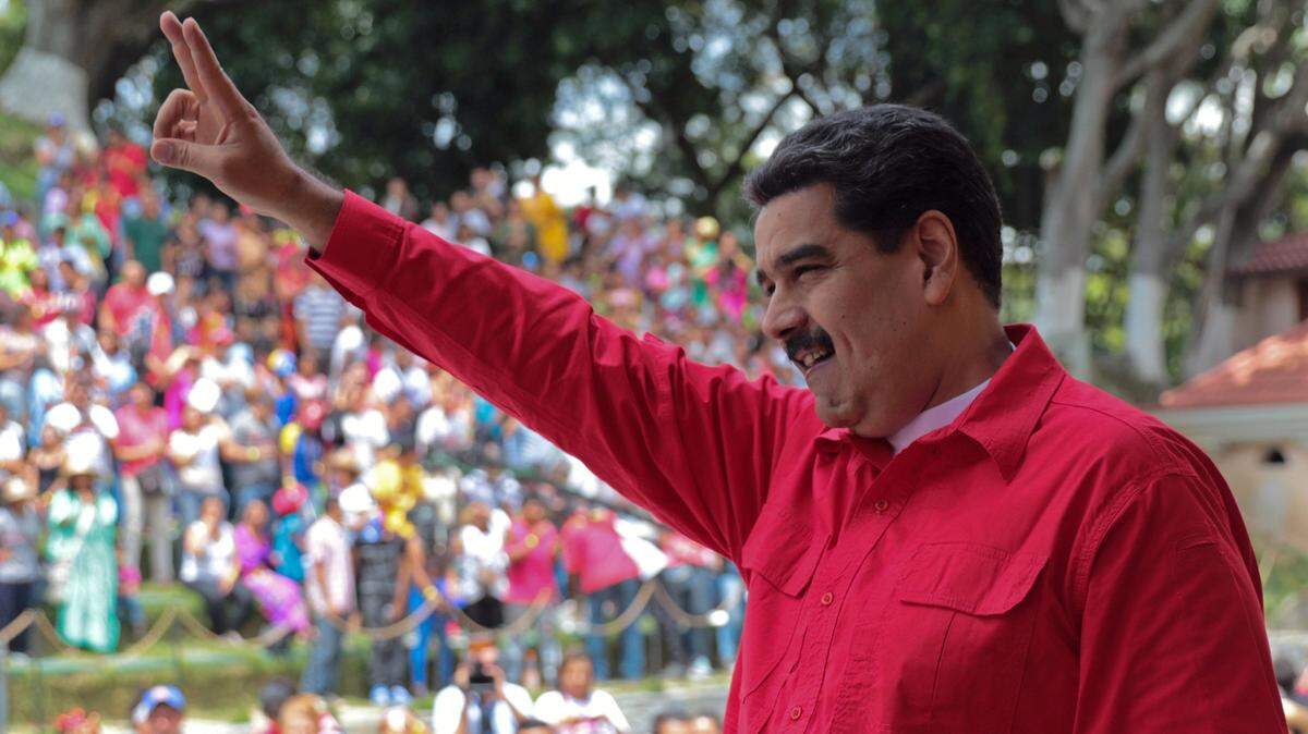 El gobernante Nicolás Maduro saluda a sus seguidores el viernes desde el Palacio de Miraflores en Caracas, Venezuela. 