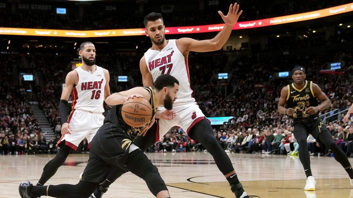 El jugador de los Raptors Fred VanVleet (23) entra al aro ante la marca de Omer Yurtseven, del Heat de Miami, en el partido celebrado el 3 de abril de 2022 en Toronto.